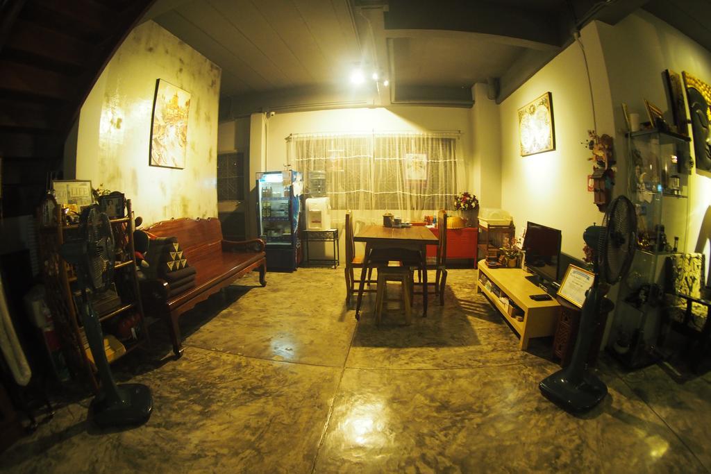 Mon Lodge & Yoga Donmueang Bangkok Exterior foto