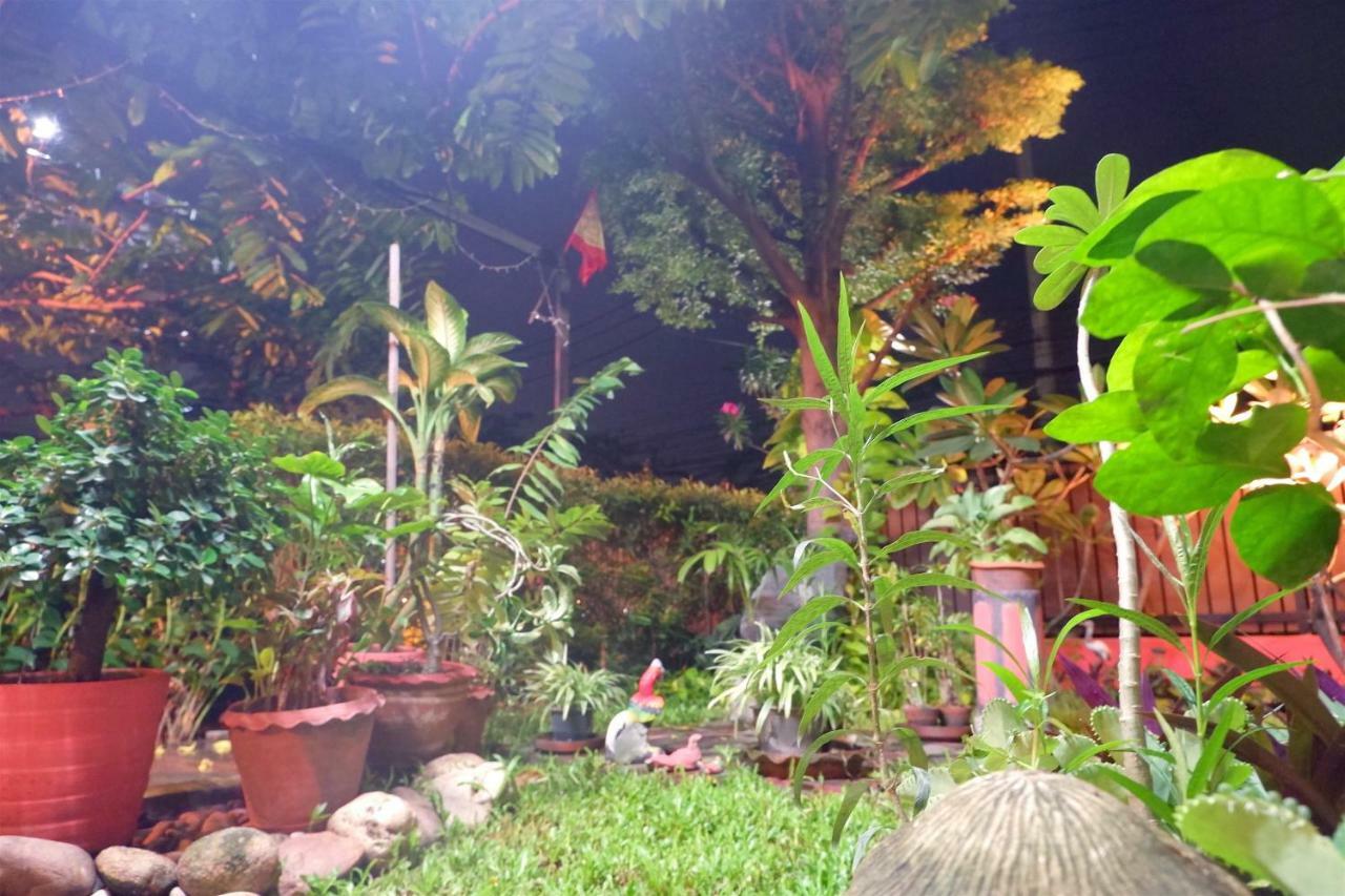 Mon Lodge & Yoga Donmueang Bangkok Exterior foto